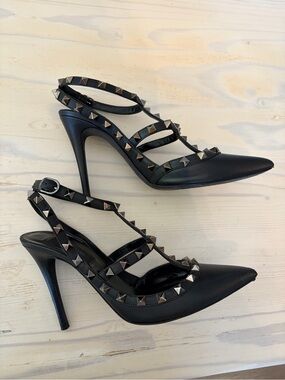 Valentino Garavani Rockstud T-Strap Pumps Black Leather Studded Heels Size 37.5